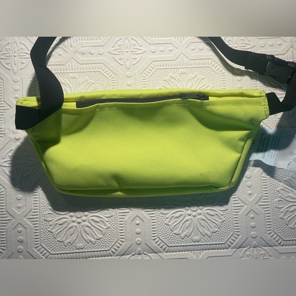 Levi’s Crossbody Bag in Neon Yellow NWT but has small markings from storage - Picture 8 of 10